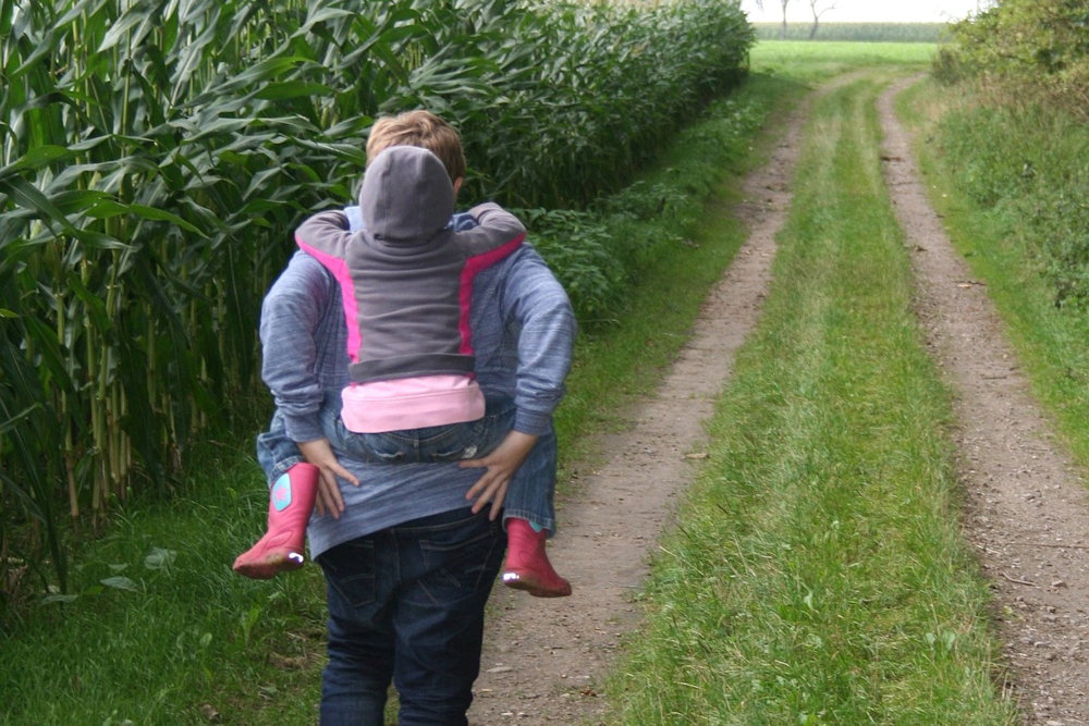 Nagyszülő és unoka kiránduló felszerelése