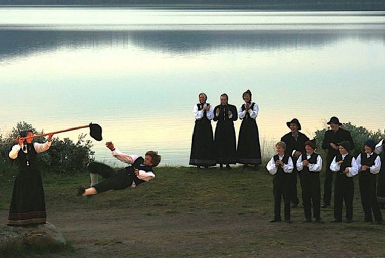 egy norveg tinilany megtanulta a tradicionalis ferfitancot