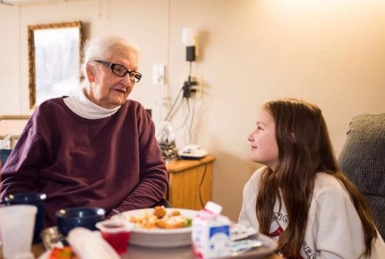 egy kislany aki idoseknek segit 1 1