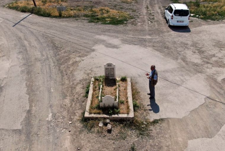 egy rejtelyes sir fekszik az ut kozepen