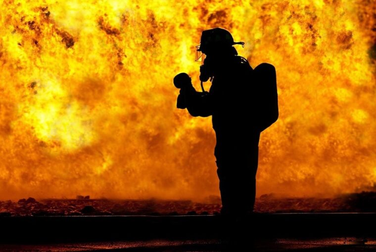 egy tuzolto mentette meg a kisfiut