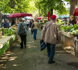 Miért választják a magyar szeniorok a piacot a hipermarket helyett? – És mit gondolnak az önkiszolgáló kasszákról?