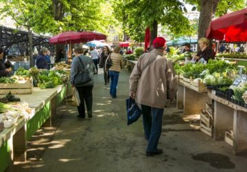 Miért választják a magyar szeniorok a piacot a hipermarket helyett? – És mit gondolnak az önkiszolgáló kasszákról?