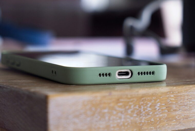 Az okostelefon hasznos funkciói idősebbeknek