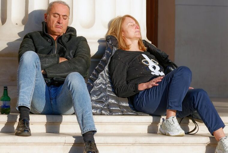 ket ember eloszor kommunikalt egymassal almaban