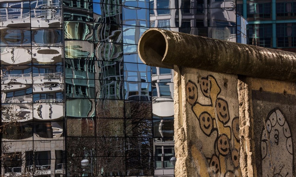 leomlott egy fal leomlott egy fal