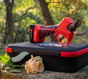 Kerti metszés fáradtság nélkül: akkus segítség az ízületeknek