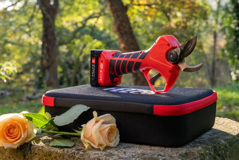 Kerti metszés fáradtság nélkül: akkus segítség az ízületeknek