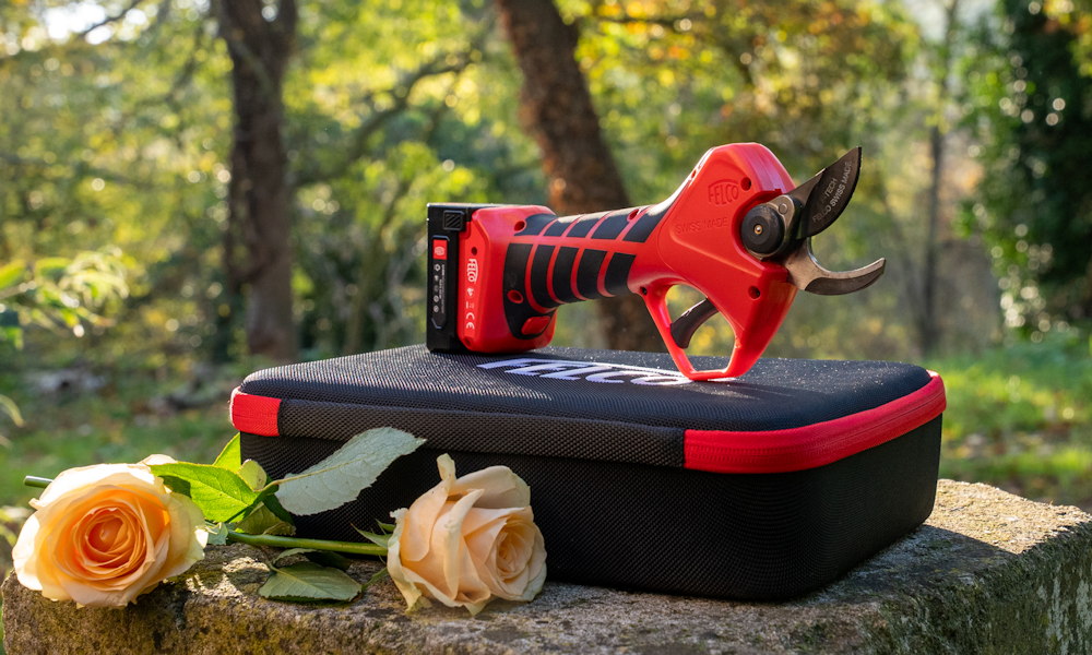 Kerti metszés fáradtság nélkül: akkus segítség az ízületeknek