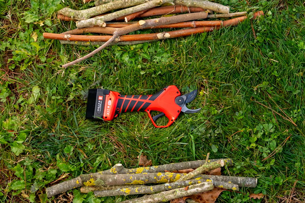 kerti metszes faradtsag nelkul 03 Kerti metszés fáradtság nélkül: akkus segítség az ízületeknek