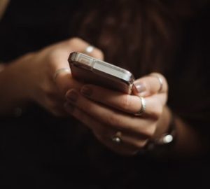 A telefonod tudja, kit hívjon, ha baj van