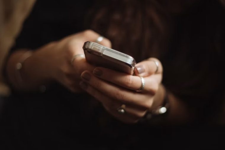 A telefonod tudja, kit hívjon, ha baj van
